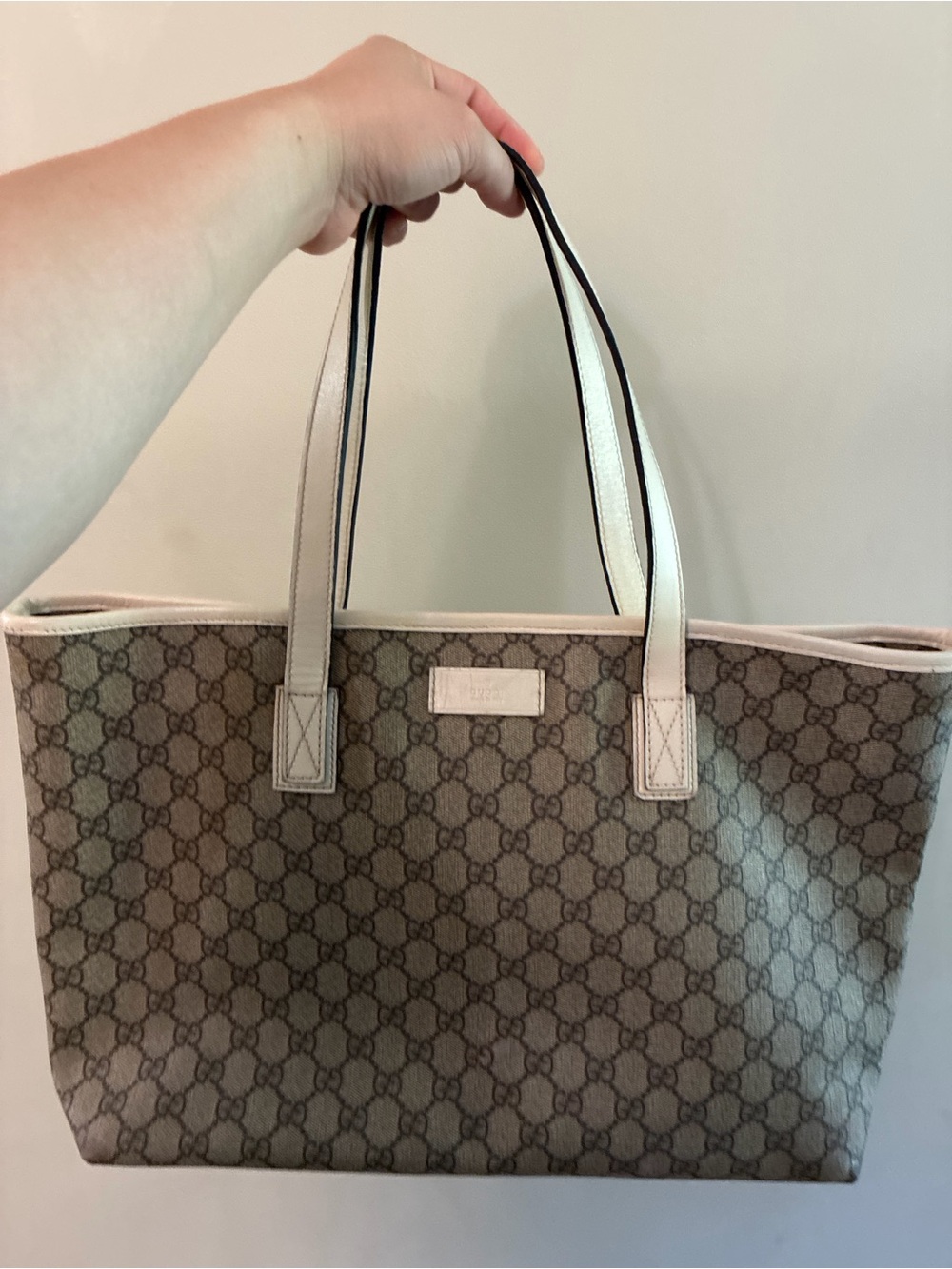 Most Affordable!!!Gucci Beige GG Supreme pvc Tote Bag (authentic)